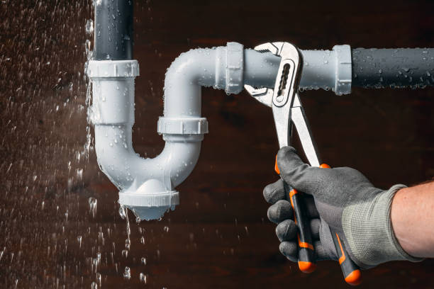 Professional Emergency Plumber technician working in Reno, OH
